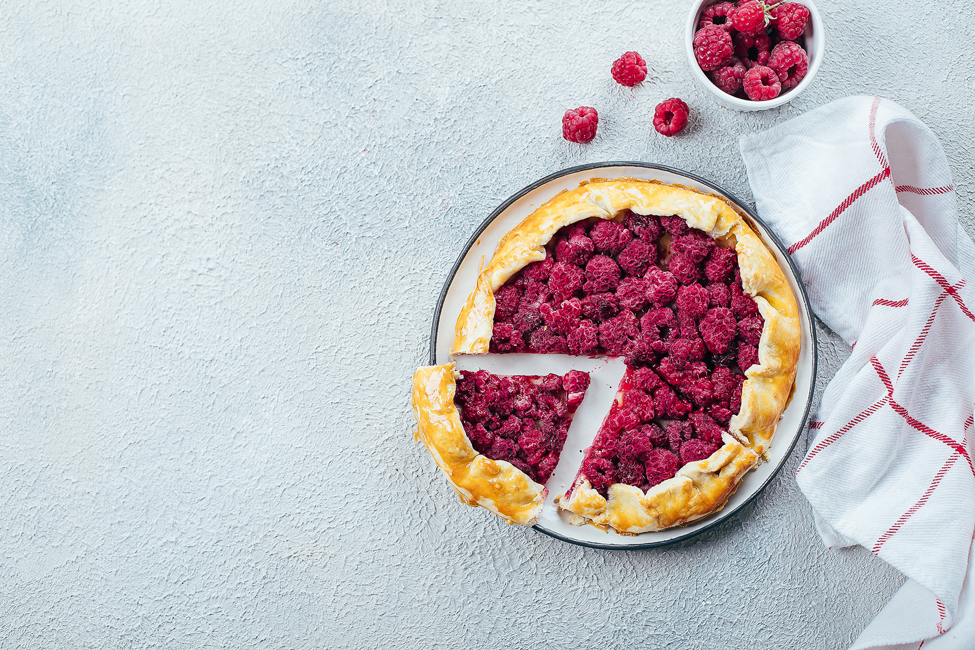 Billedet viser en Raspberry pie eller hindbærtærte som det hedder på dansk.